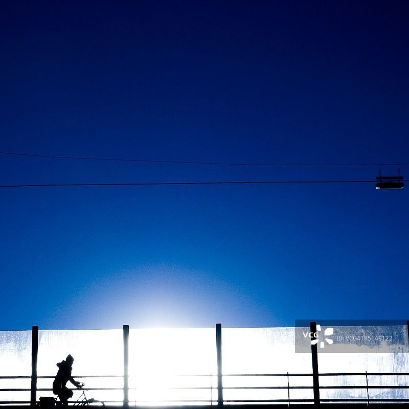 桥上的骑行者剪影图片素材