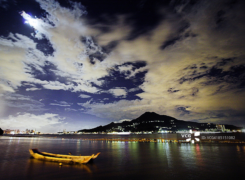 淡水之上的龙图片素材