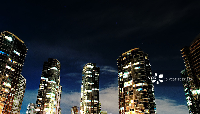 夜晚的5栋发光建筑图片素材