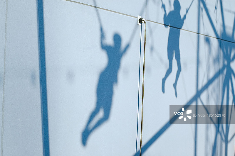 孩子们在弹弓上玩耍的影子图片素材