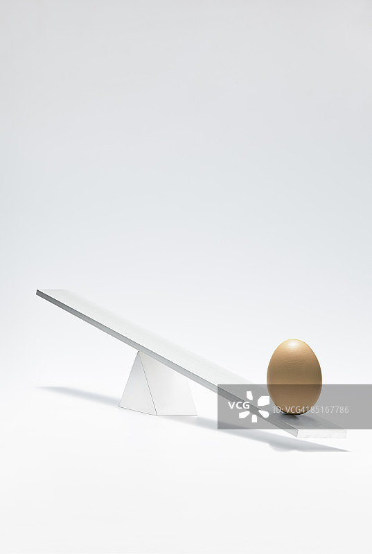 跷跷板上的鸡蛋图片素材