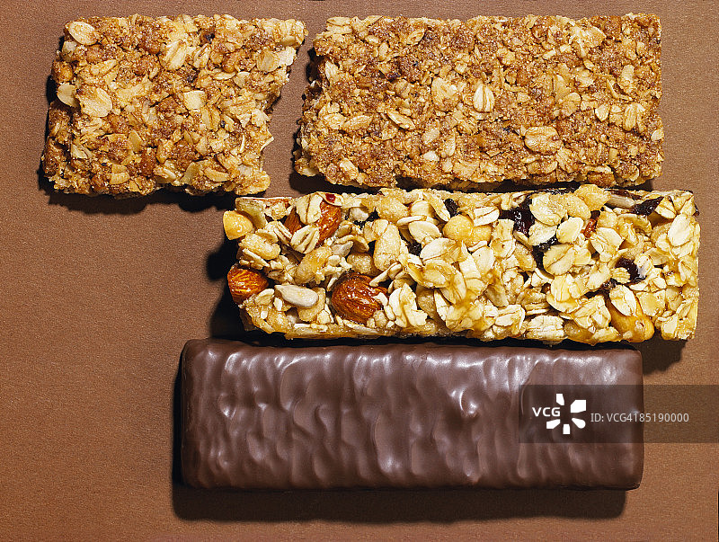 燕麦片和巧克力能量棒俯视图图片素材