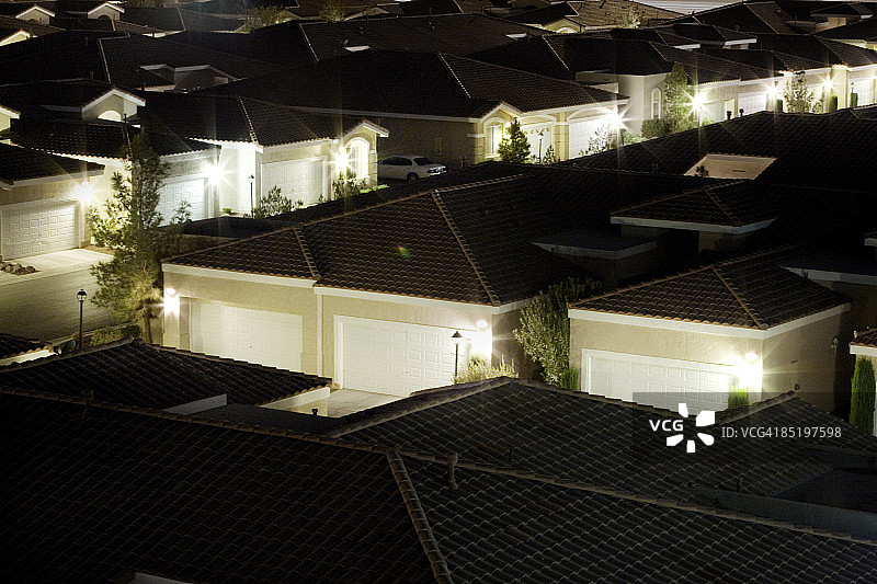 夜间郊区住宅区高空俯瞰图片素材