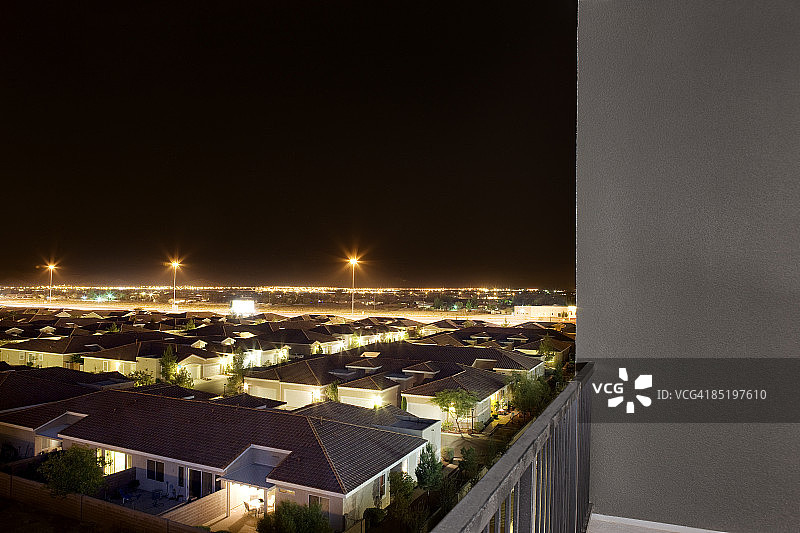夜间郊区住宅区高空俯瞰图片素材