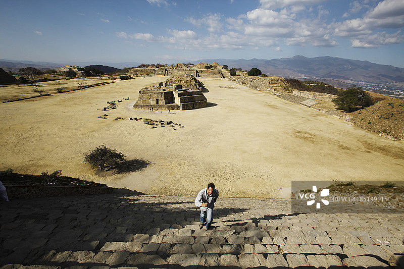 游客登上蒙特阿尔班的台阶图片素材