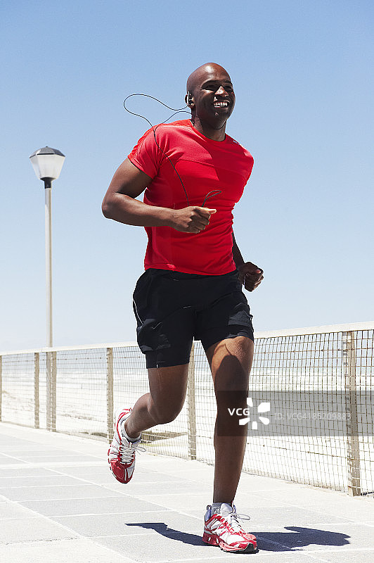 在长廊上慢跑的男人图片素材