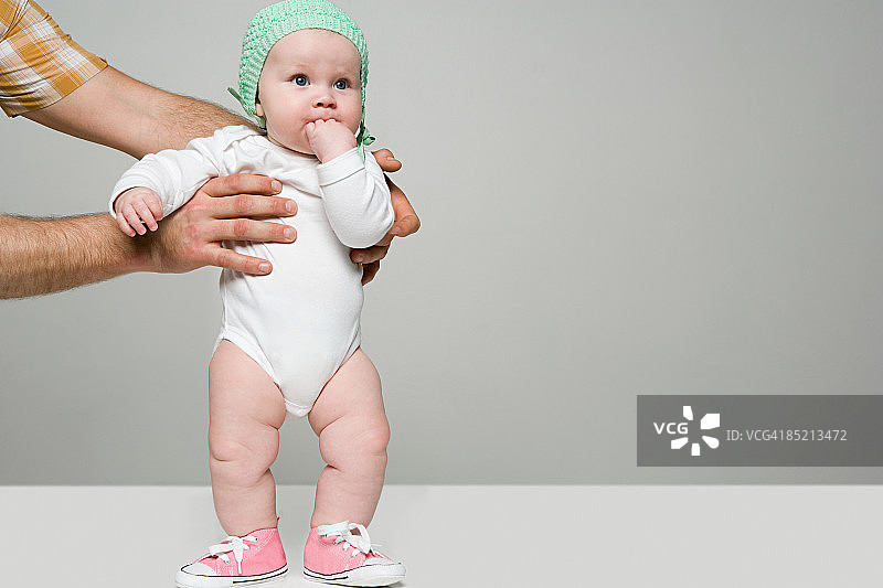 成年人抱着婴儿图片素材