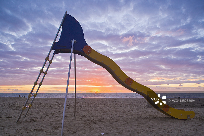 沙滩上的滑梯图片素材