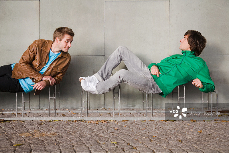 自行车架上的男人图片素材