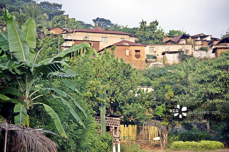 丘陵上的非洲村庄图片素材