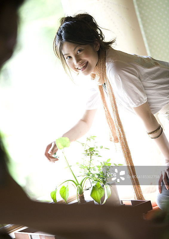 年轻女人养护植物图片素材