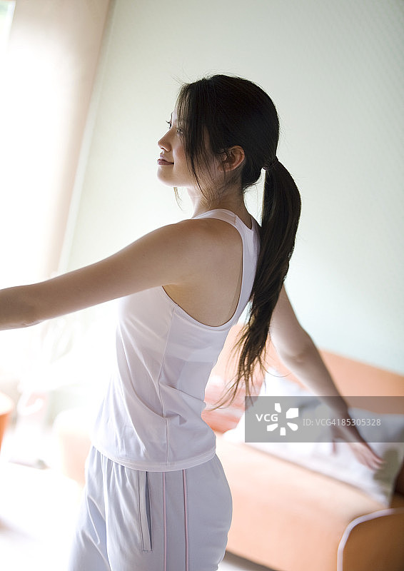 在家中伸展的年轻女人图片素材