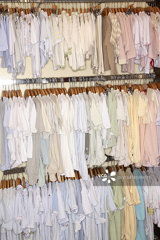 婴儿服装货架图片素材