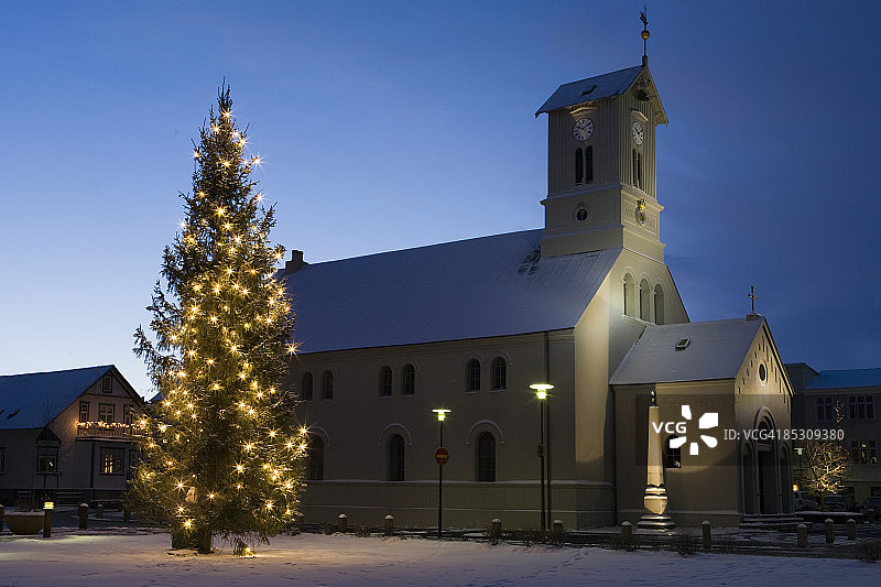 雪中的圣诞树和教堂图片素材
