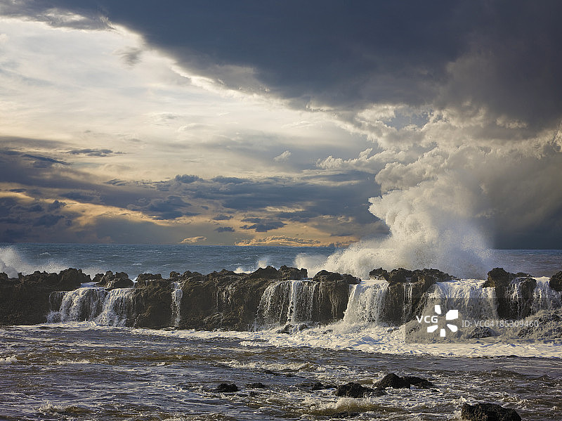鲨鱼湾的波涛汹涌的海面图片素材