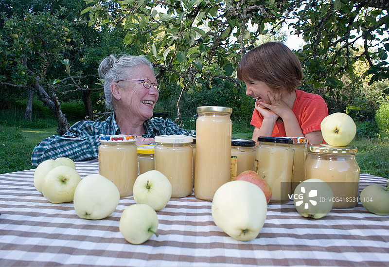奶奶和女孩一起欢笑图片素材