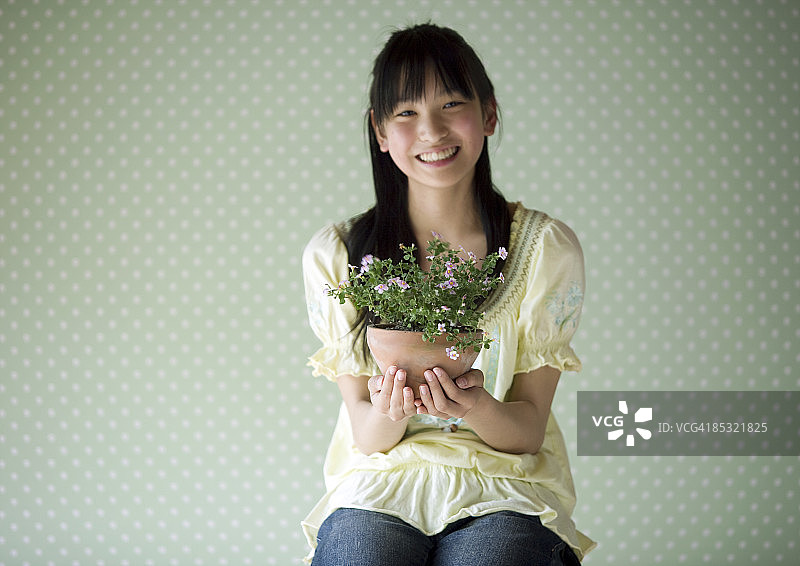 手持鲜花的少女图片素材