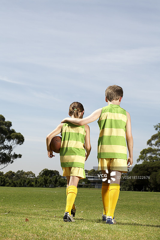 年轻的运动员们离开镜头图片素材