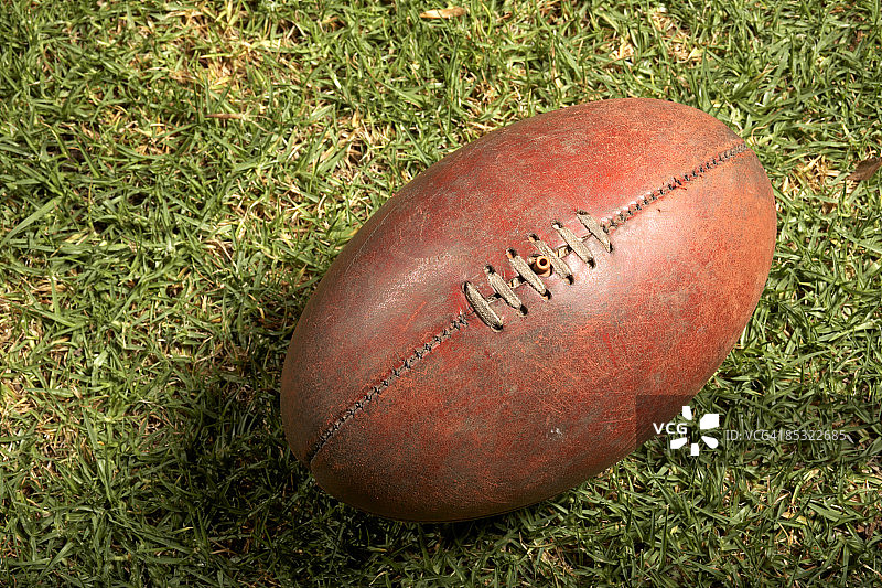 在绿草地上进行的澳式足球比赛图片素材