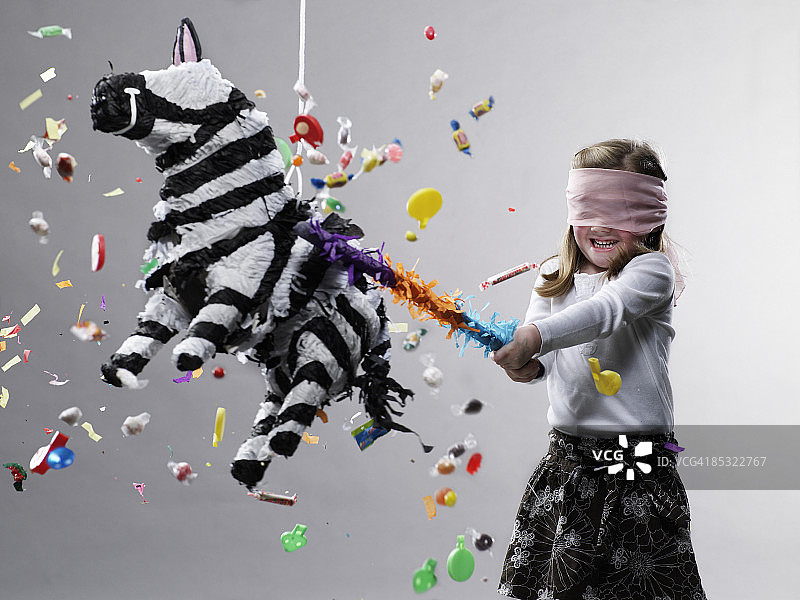 年轻女孩打彩罐糖果飞溅图片素材