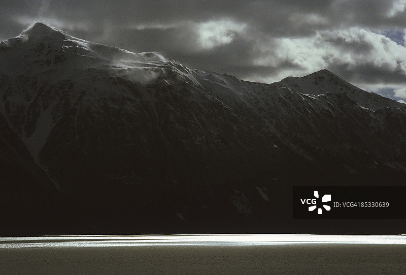 阴暗的山景图片素材