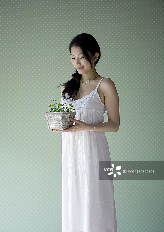 年轻女人抱着盆栽图片素材