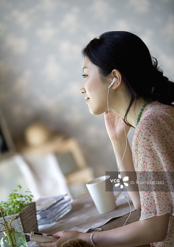 听音乐的年轻女子图片素材