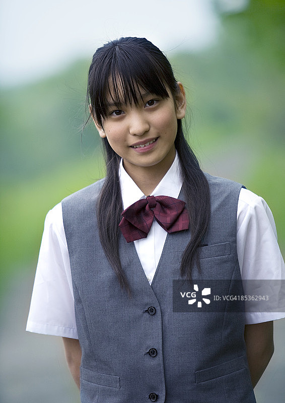 穿着校服微笑的少女图片素材