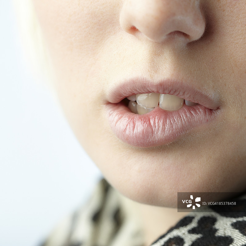年轻女人的嘴部特写图片素材