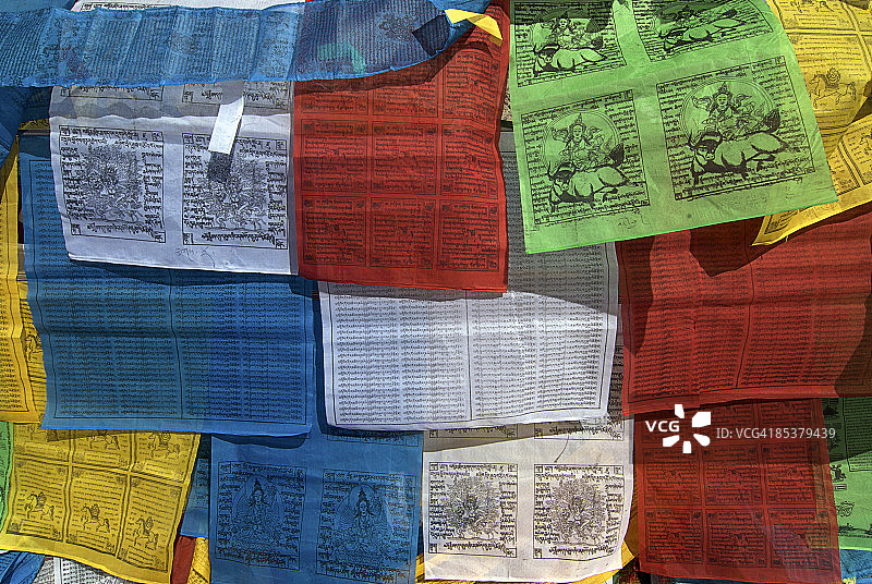 西藏藏族聚居区的藏传佛教祈祷经幡精选图片素材
