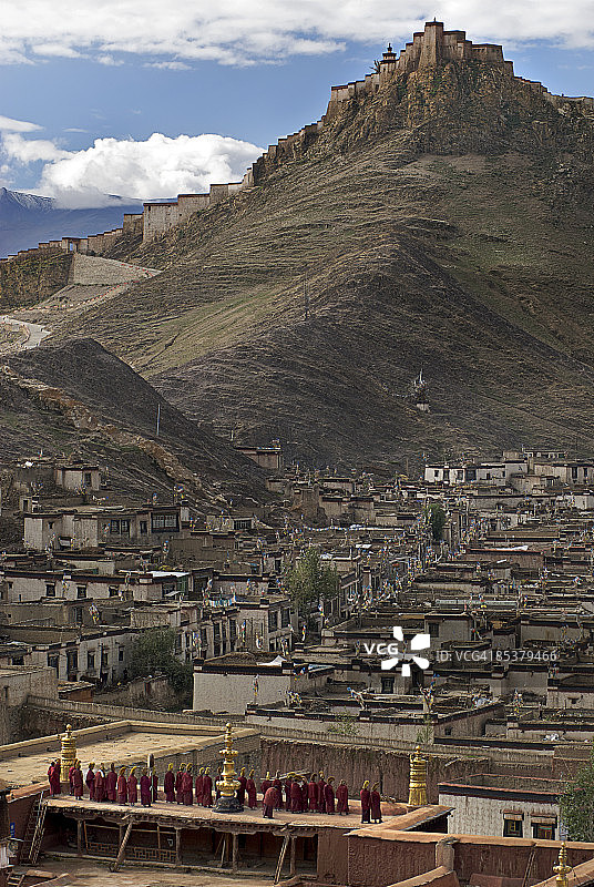 江孜，藏族聚居区，僧侣庆祝雪顿节图片素材