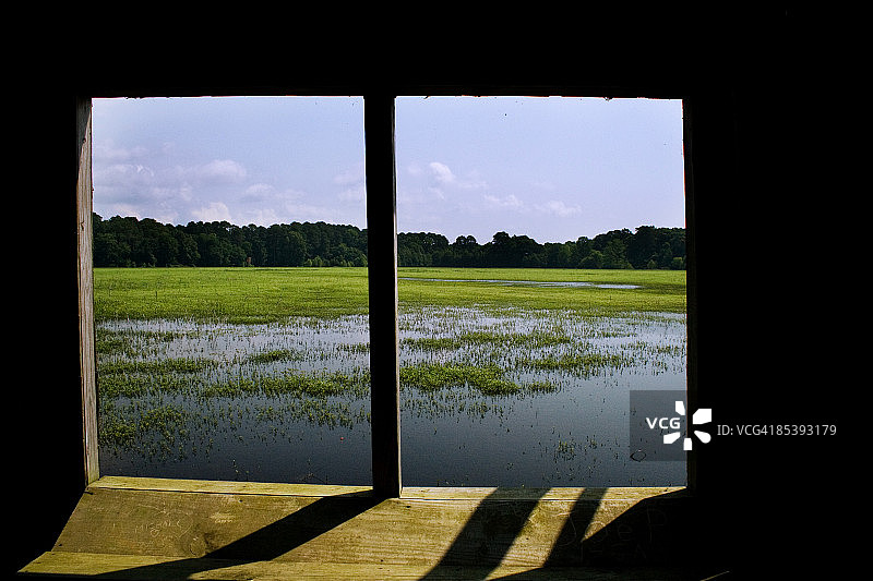 透过窗户看池塘景色图片素材