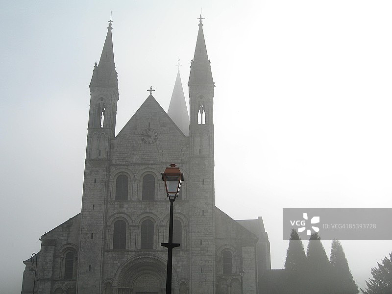 浓雾中的修道院图片素材