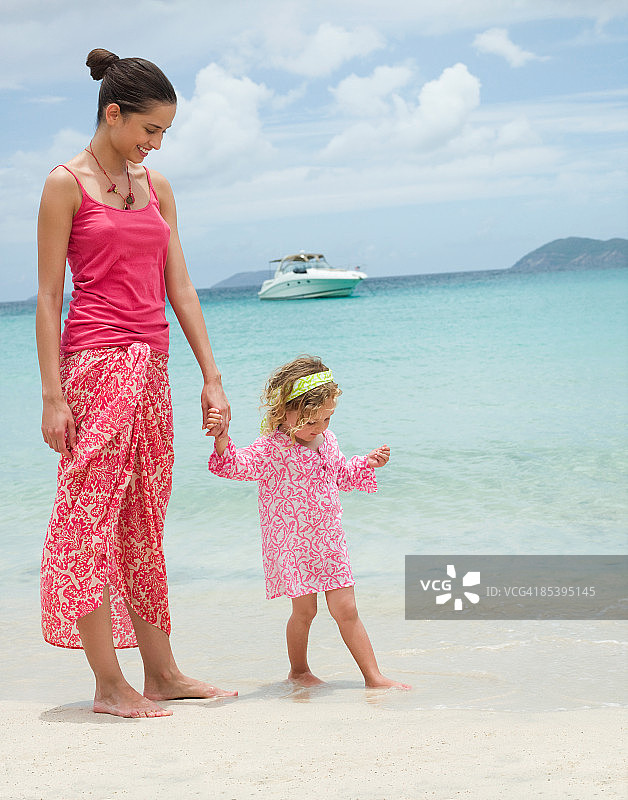 母女享受海浪图片素材
