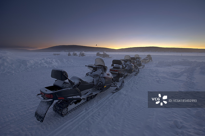 排列整齐的雪地摩托车图片素材