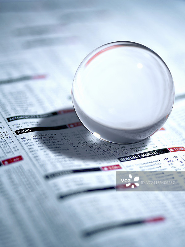 报纸上的玻璃球特写图片素材