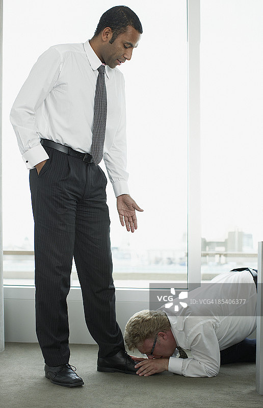 商人亲吻老板的脚图片素材