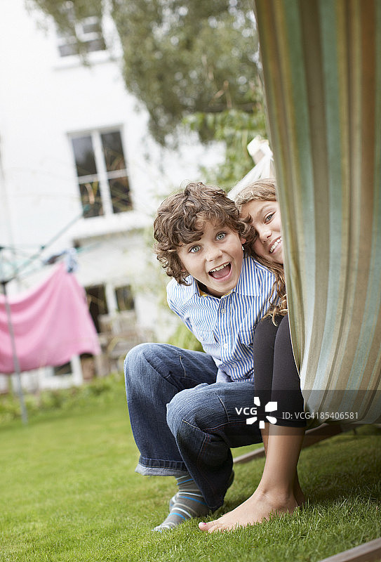兄妹坐在吊床上图片素材