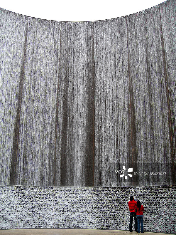 情侣观看水幕墙背面图图片素材