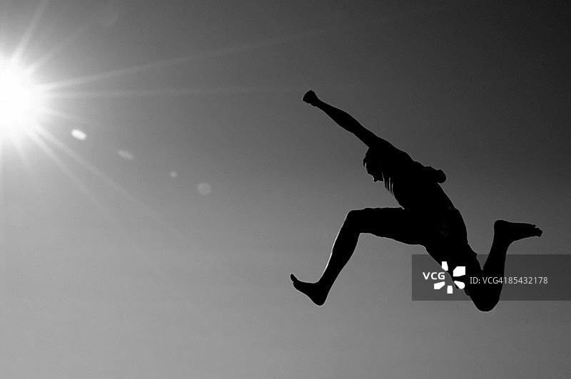 阳光跳跃者图片素材