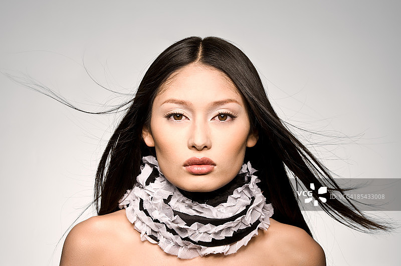 褶皱领和飘逸长发美女照片图片素材