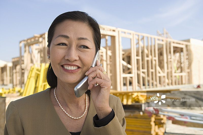 建筑师用手机和笔记本电脑聊天图片素材