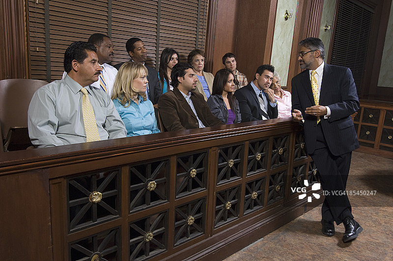 律师与陪审团交谈图片素材