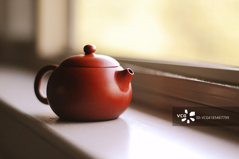窗台上的茶壶图片素材