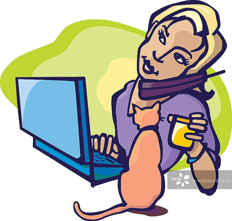 在家办公，使用手机和电脑的女人图片素材