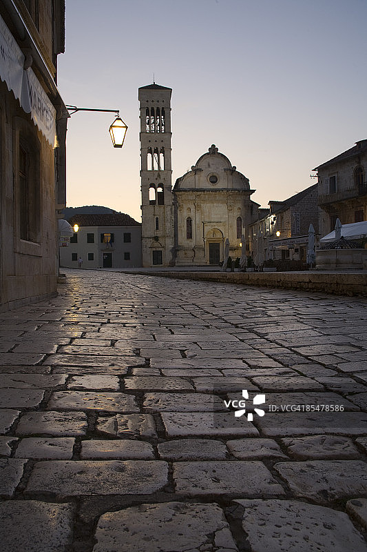 赫瓦尔主广场：鹅卵石与大教堂图片素材