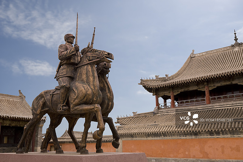 锡林浩特市内喇嘛庙的军事雕像图片素材