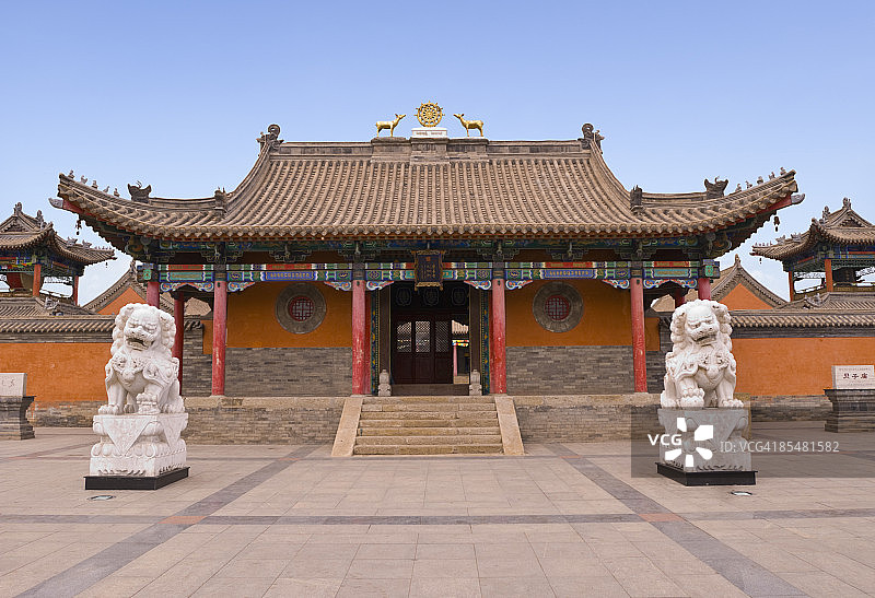 锡林浩特市雍和宫的两座寺庙守卫雕像图片素材