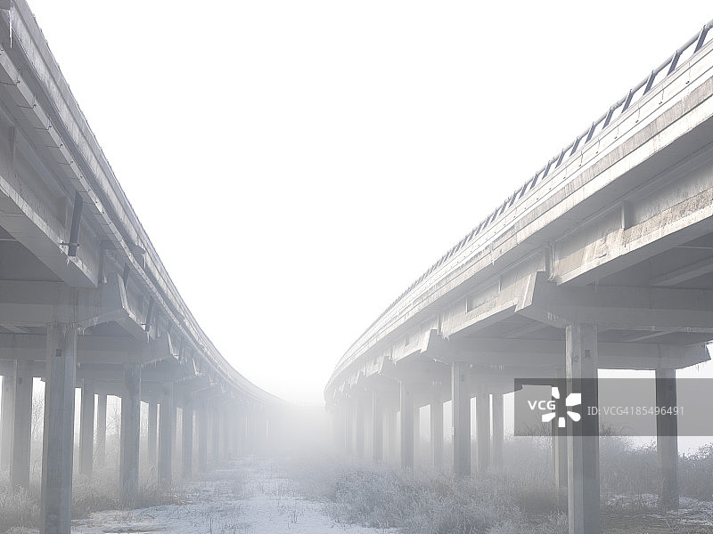 高架高速公路弯曲进入雾库，冬季。图片素材