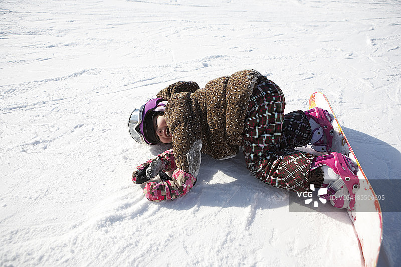 滑雪板女孩躺在地上图片素材